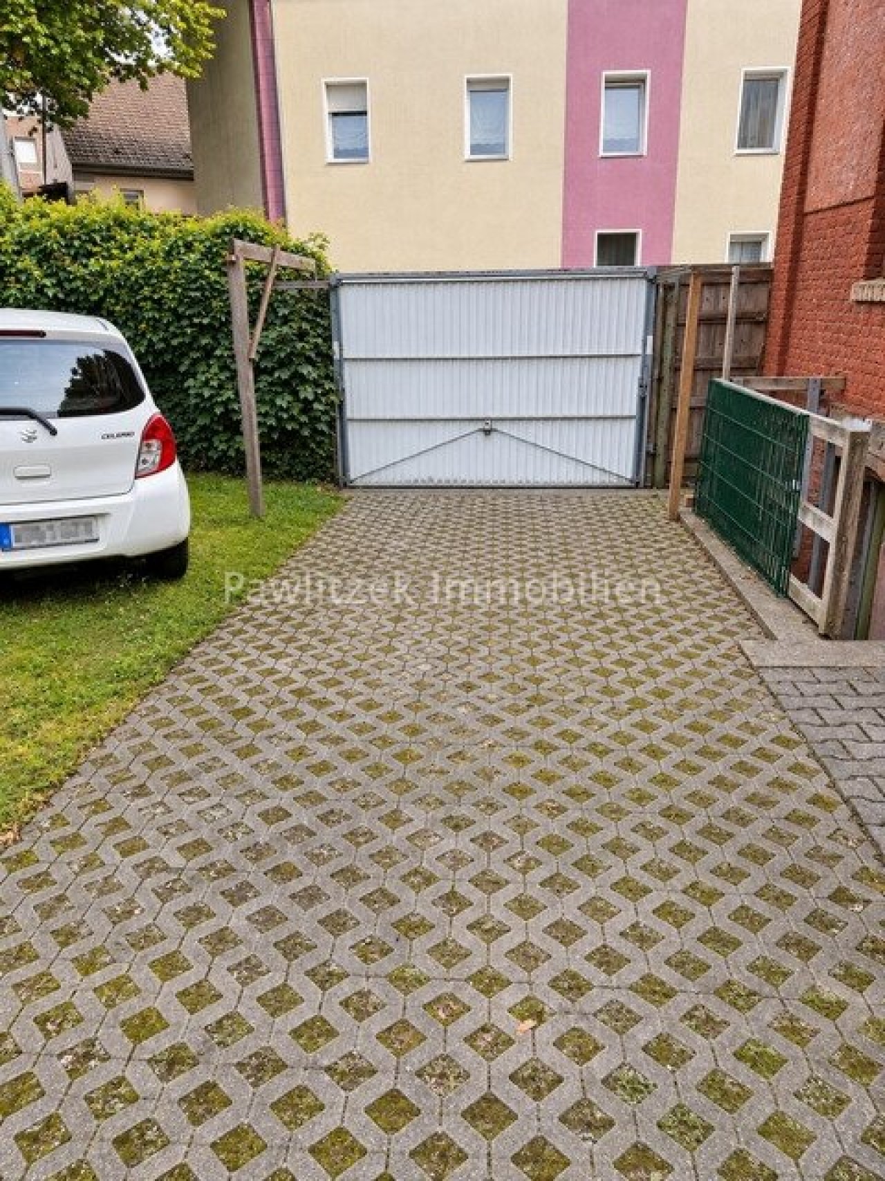 Einfahrt aufs Grundstück 